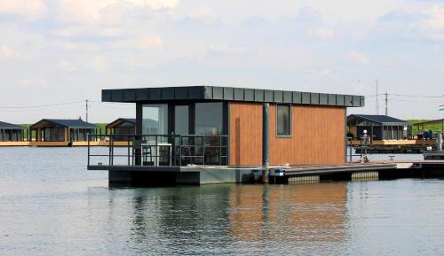 Apartment with Lake View
