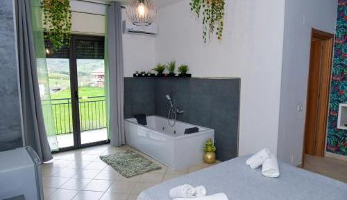 Suite with Hot Tub
