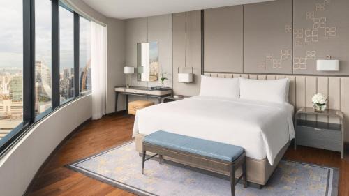 Junior King Suite - Club Lounge Access