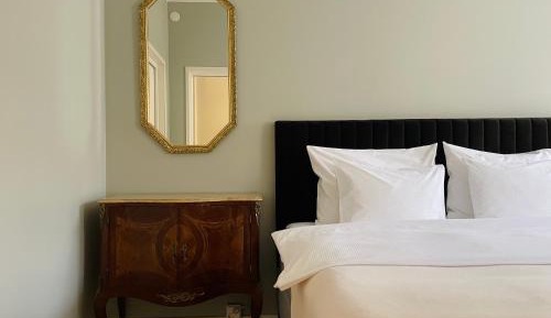 Deluxe King Suite