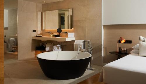 Suite with Bathtub