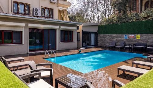 Deluxe Three-Bedroom Apartment Pool Access