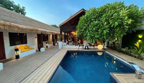 Deluxe Double Room (2 Adults + 1 Child)