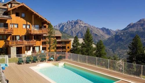 Apartment with Mountain View