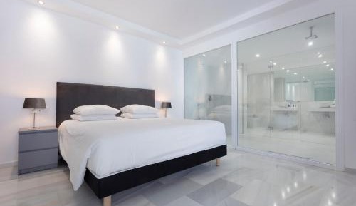 Deluxe Four-Bedroom Apartment with Sea View