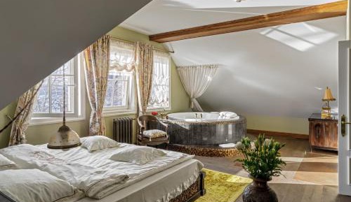 Deluxe Suite with Spa Bath