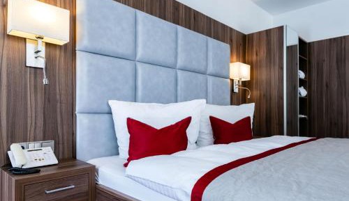 Comfort double room with side river view and balcony