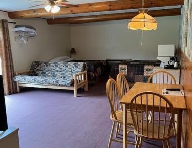Deluxe Queen Suite