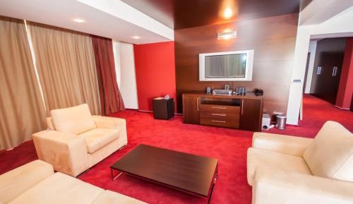 One-Bedroom Suite with Balcony and Sea View