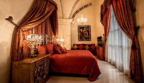 Deluxe King Suite
