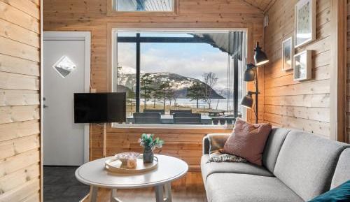 Family cabin with fjord view