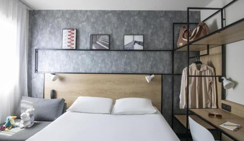 Standard Room with 1 Double and 1 Single Bed