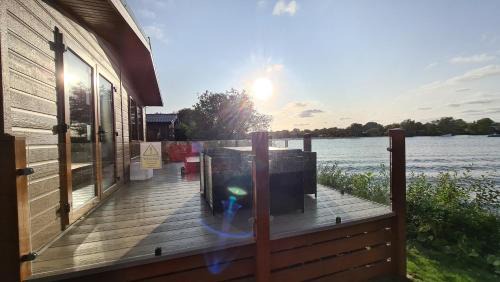 Apartment with Lake View