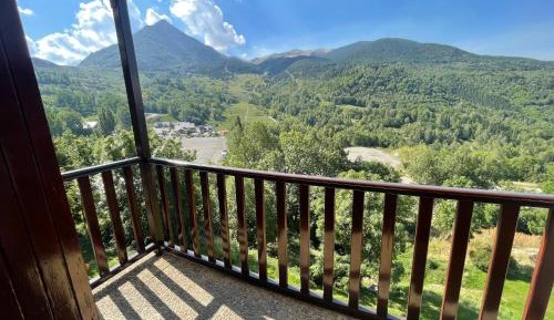 Three-Bedroom Apartment with Mountain View