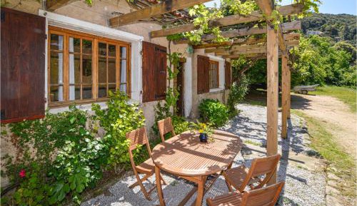 One-Bedroom Holiday Home
