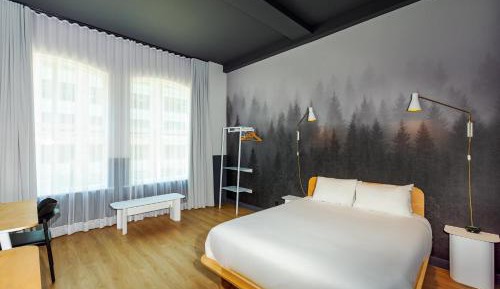 Queen Size Bedroom with City View