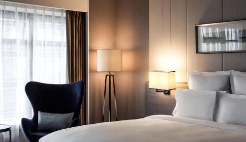 Deluxe King Room with City View