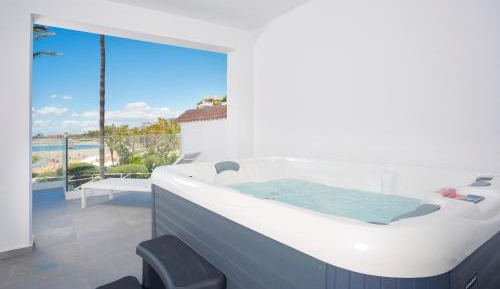 Deluxe Three-Bedroom Apartment with Sea View and Hot Tub