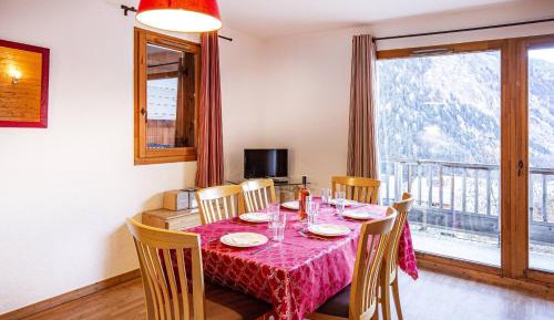 Apartment with Mountain View