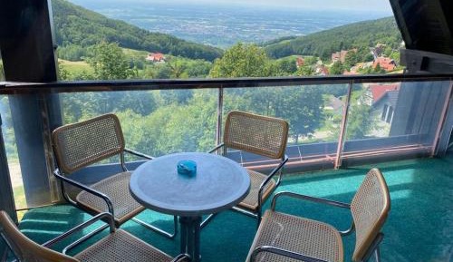 Apartment with Mountain View