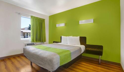 Deluxe King Room - Non-Smoking