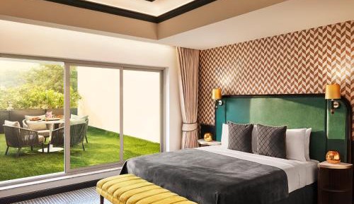 Executive Suite, King Bed with 15% Discount on Food and Beverages at The Hub and 15% discount on Laundry