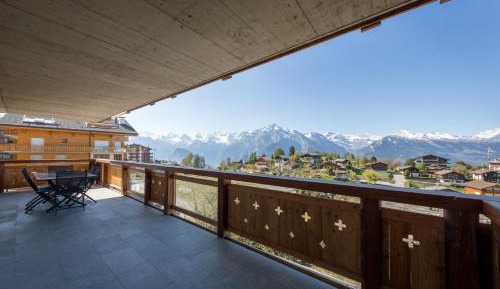 Apartment with Mountain View