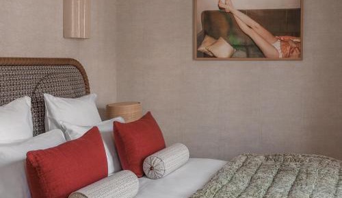 Deluxe Double Room (2 Adults + 1 Child)