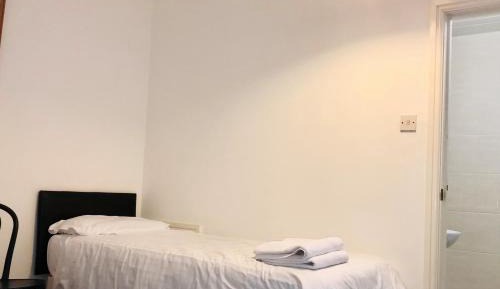 Budget Single Room with Shared Bathroom