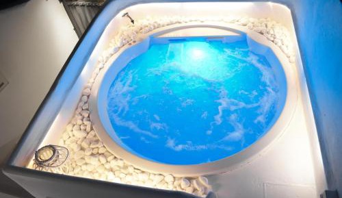 Atlas Honeymoon Suite Private Outdoor Jetted Tub