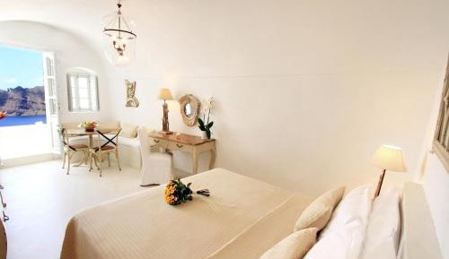 Lavender Superior Suite with Hot Tub and Caldera View 