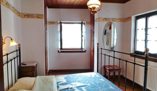 One-Bedroom Apartment with 	Fireplace 