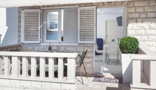One-Bedroom Apartment with Terrace and Sea View