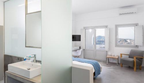 Junior Suite with Private Heated Plunge Pool and Caldera View