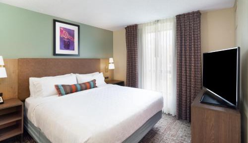 One-Bedroom King Suite with Communications Accessible Roll-In Shower