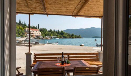 Duplex Two-Bedroom Holiday Home with Terrace and Sea View