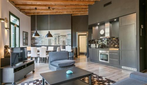Deluxe Five-Bedroom Apartment
