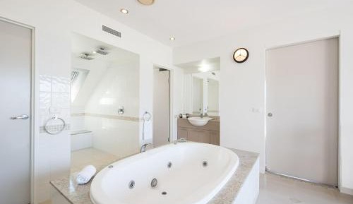 Three-Bedroom Top Floor Penthouse with Ocean View and Spa Bath