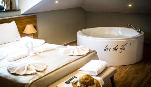 Deluxe Suite with Spa Bath