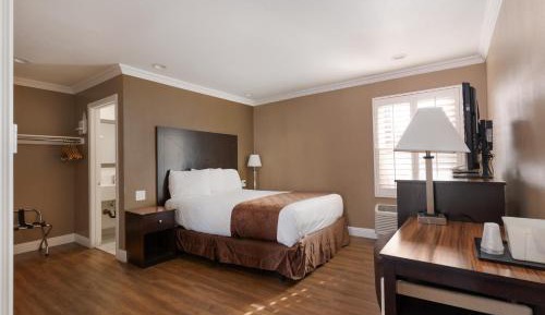 1 Queen Bed Non-Smoking