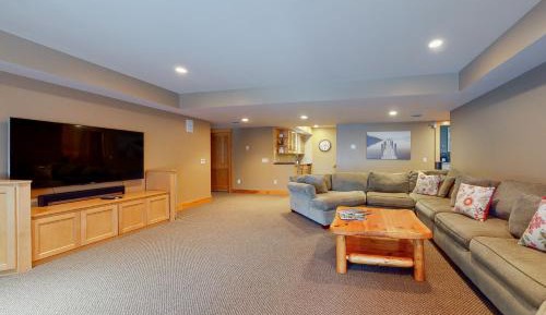 Six Bedroom Holiday Home