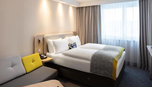 Standard Queen Room with Single Sofa Bed - Free Breakfast