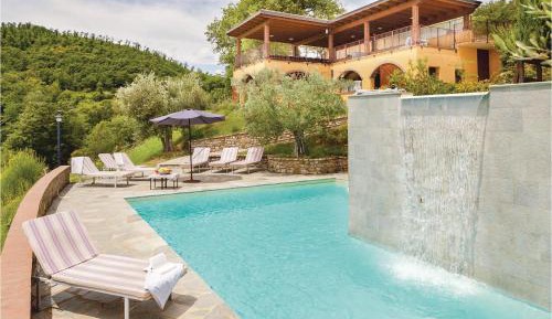 Seven-Bedroom Holiday Home