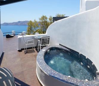 Elegant Suite with outdoor heated private Jacuzzi