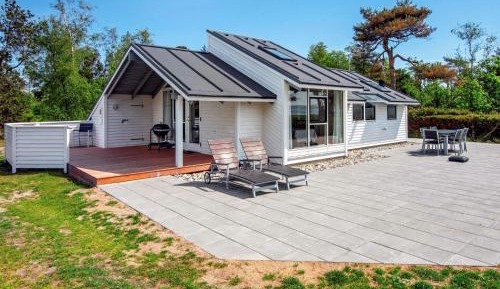 Three-Bedroom Holiday Home 