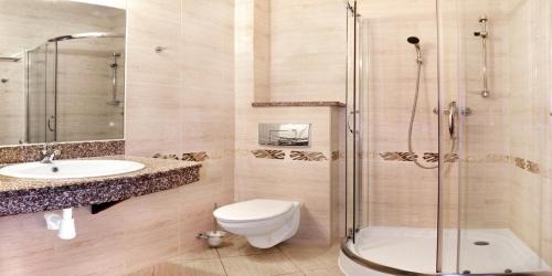 One-Bedroom Apartment with Balcony