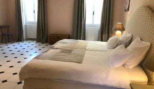 Deluxe King Suite