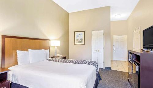 1 Queen Bed, Mobility/Hearing Impaired Accessible Room, Lake View, Non-Smoking