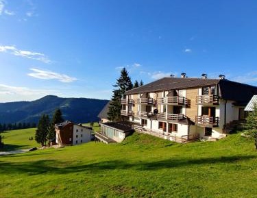 Apartment with Mountain View