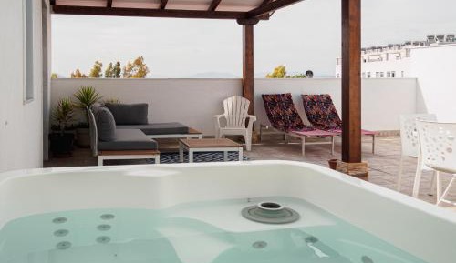 Penthouse Apartment with Free Parking